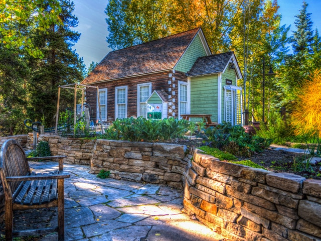 Fasaden på ett litet hus